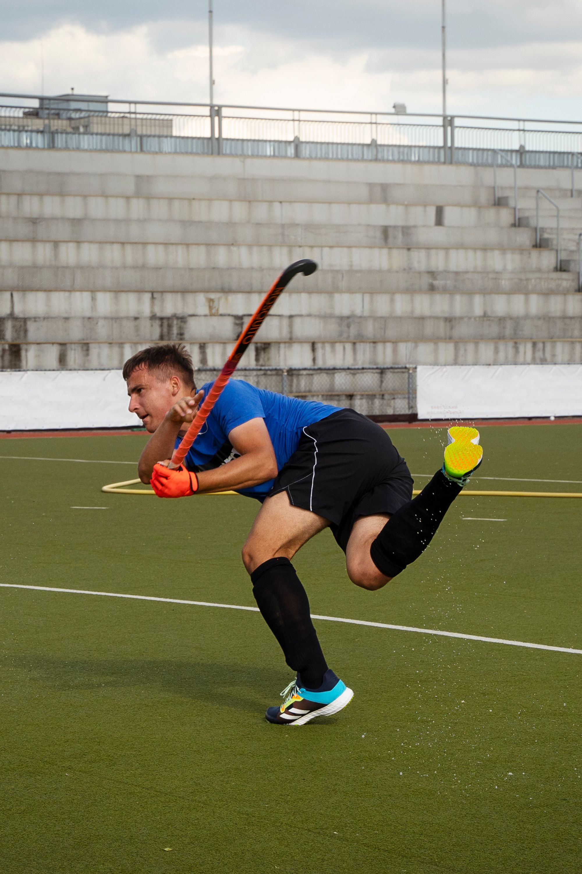 hokkeist-na-trave-treniruetsa-i-zanimaetsa-sportom-na-trave.jpg