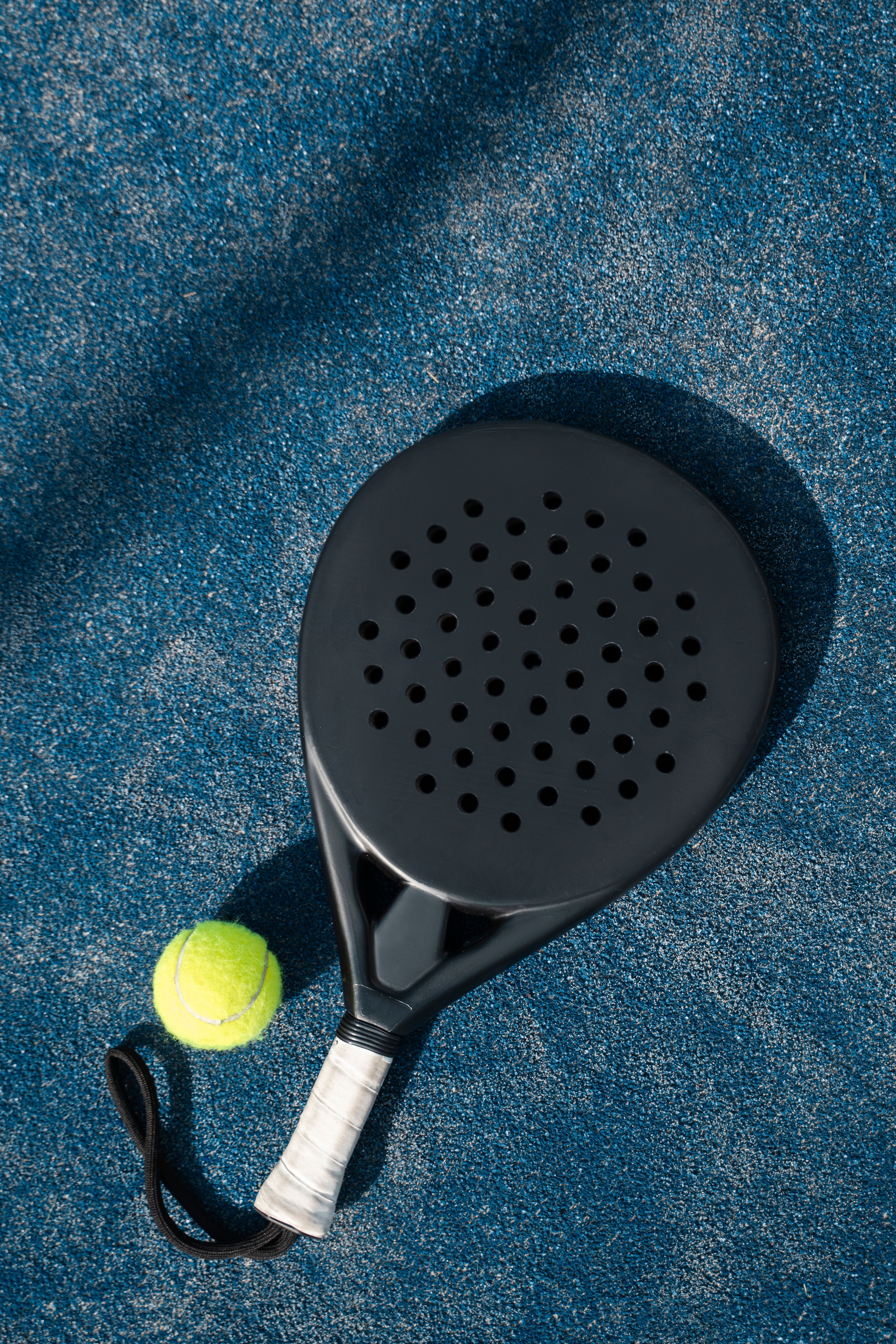 tennisnaa-raketka-i-mac-vid-sverhu.jpg