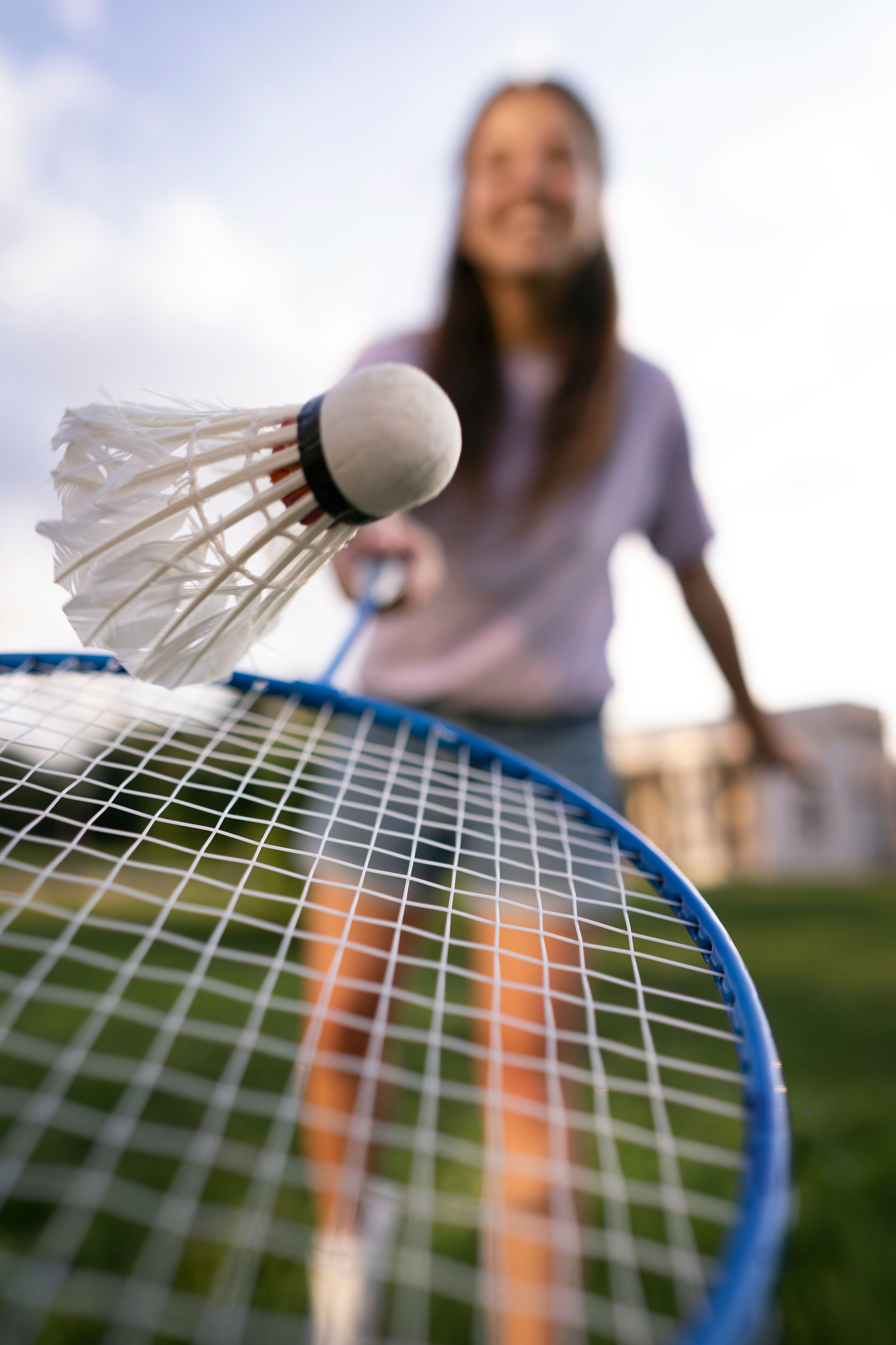 vid-speredi-razmytoi-zensiny-igrausei-v-badminton.jpg