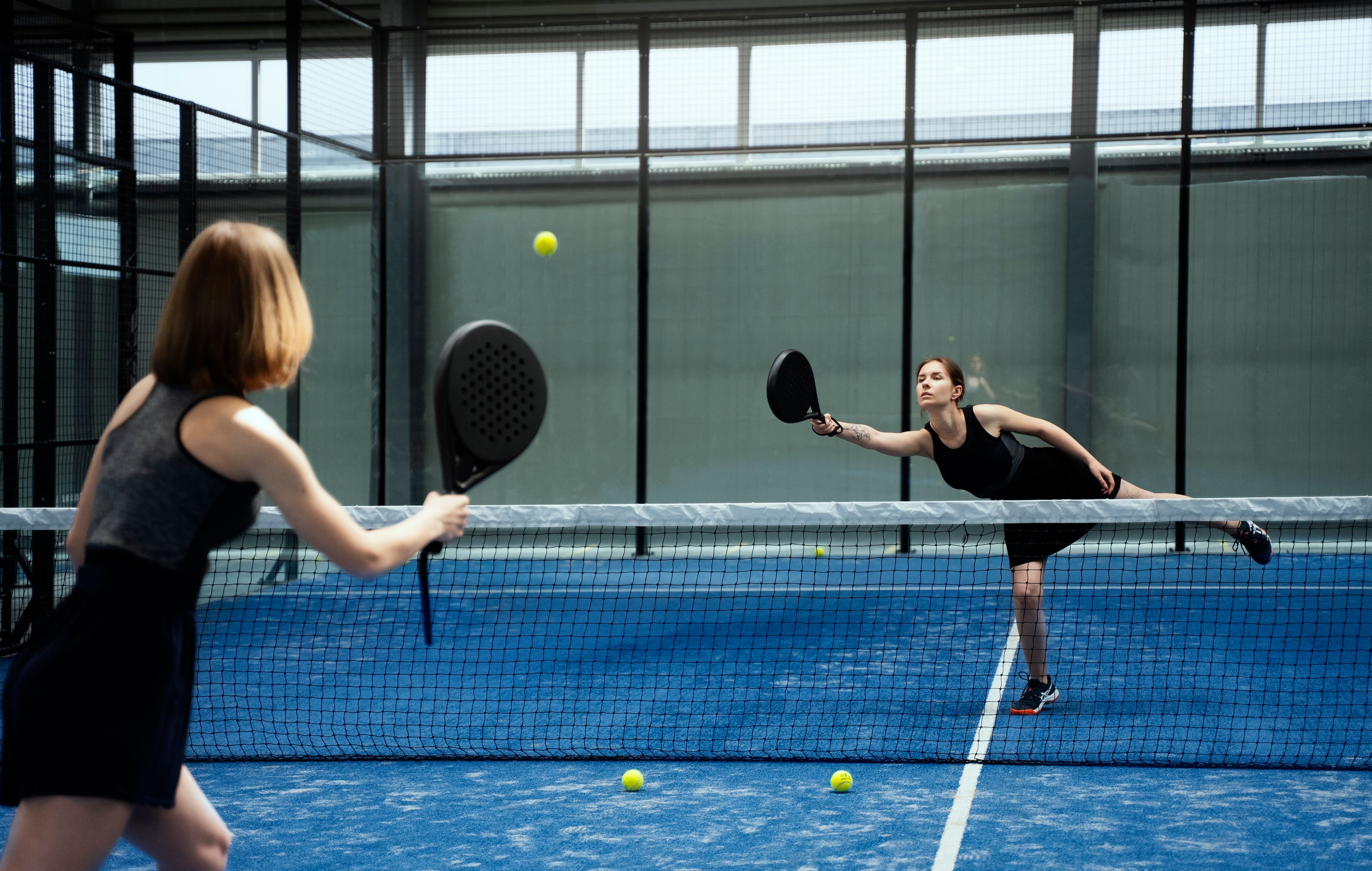 zensiny-igrausie-v-paddl-tennis-vid-sboku.jpg